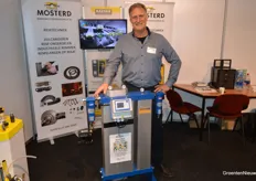 Jaco Mosterd, Mosterd Naaldwijk. By blowing filtered compressed air over the product, you remove almost all contamination. 